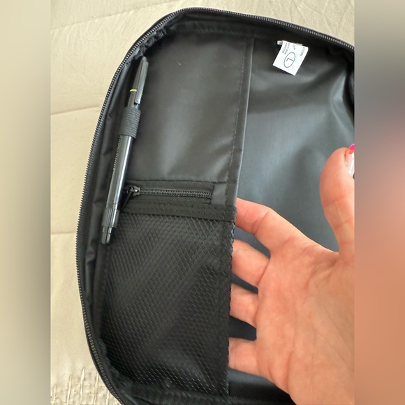 LIKE NEW Bible cover/carrier has pockets & storage, includes highlighter. - Picture 6 of 10